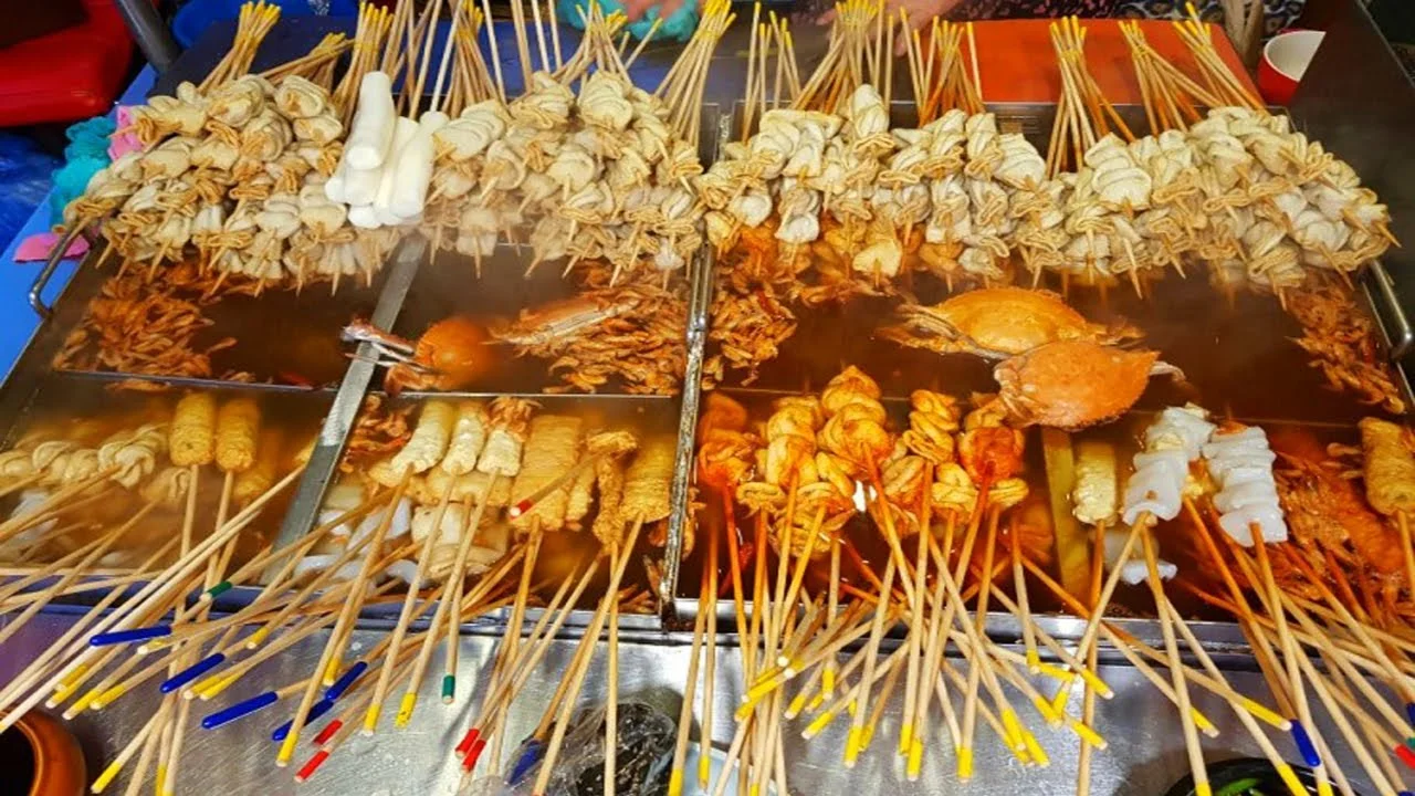 뜨끈한 국물 속 어묵 꼬치