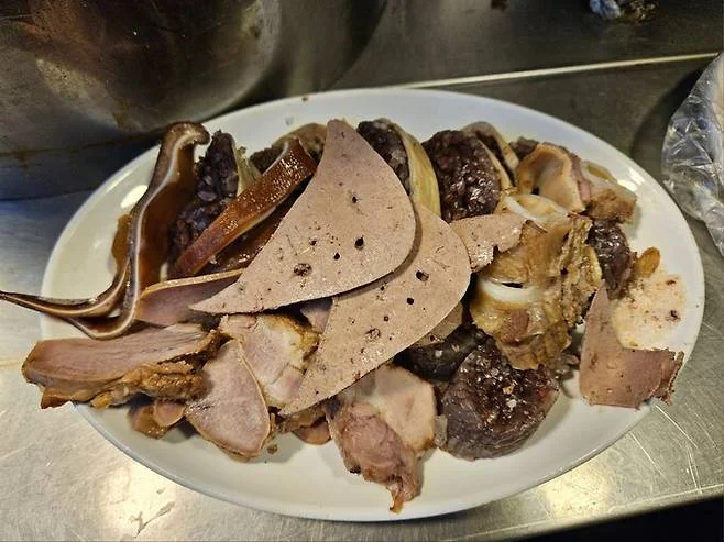 순대 — 소금에 찍어 먹는 한국식 순대