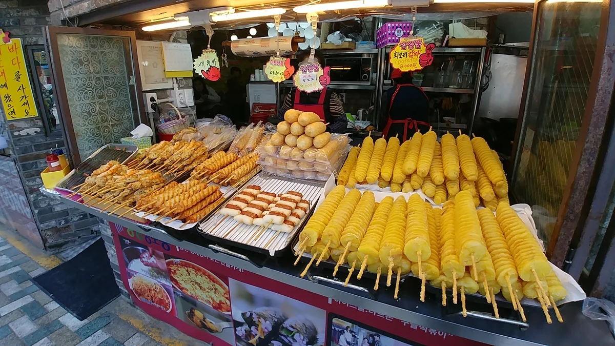 나선형으로 잘라 꼬치에 꽂아 튀긴 감자