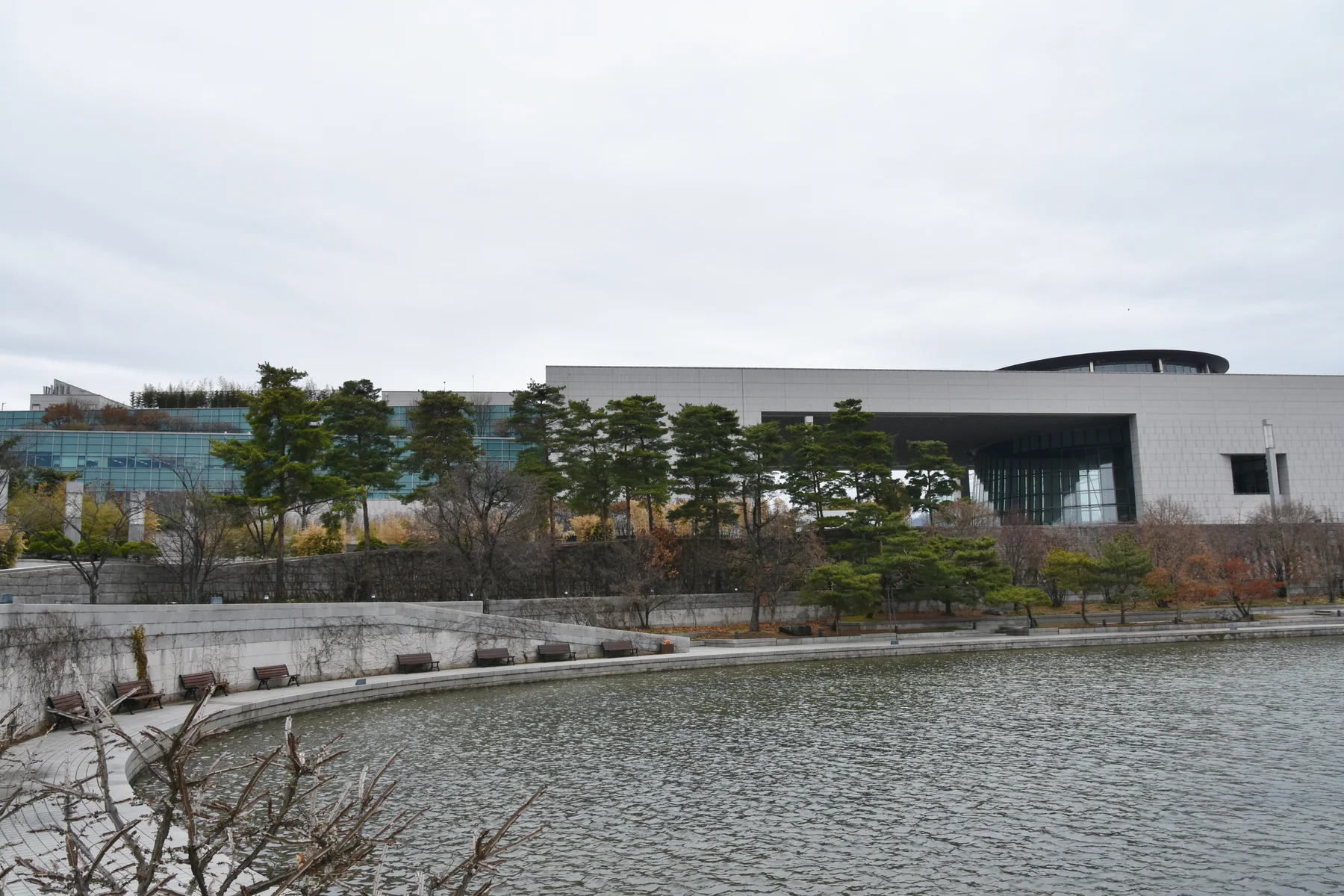 池と前庭の向こうに見える国立中央博物館